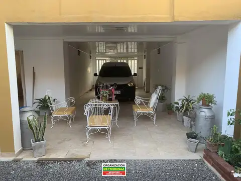 Casa con Local comercial y Depto en Colón