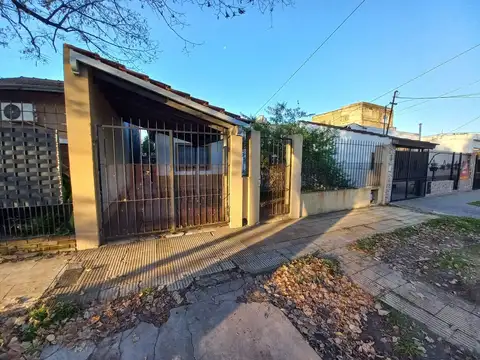 Casa 2 dorm. con jardín y garaje en muy buena ubicación!