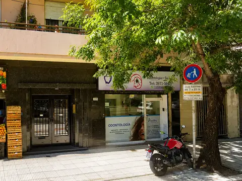 Monoambiente en planta baja con patio cerca de UADE
