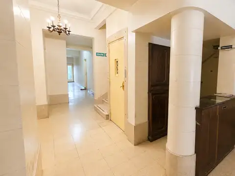 Monoambiente en planta baja con patio cerca de UADE