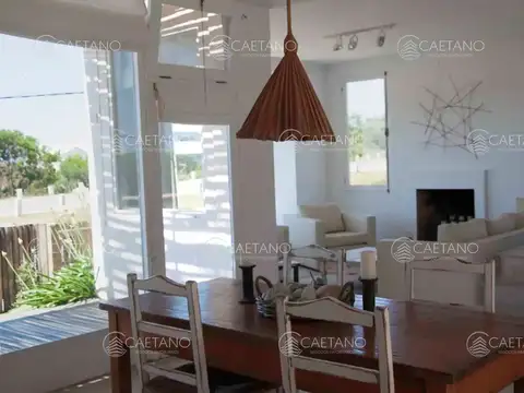 Casa 3 ambientes con 2 baños