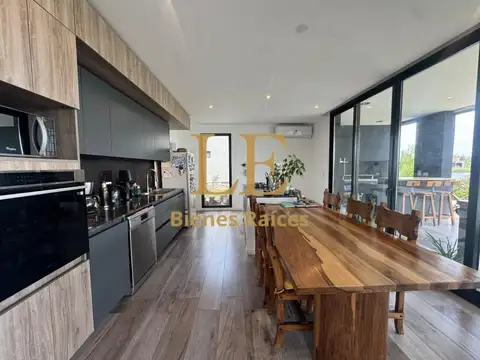 Casa en Venta con 3 cocheras