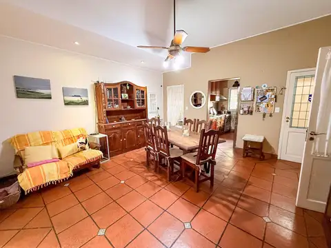Casa 6 ambientes con 2 baños