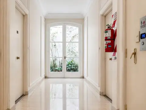 Monoambiente reciclado con entrepiso y patio de uso exclusiv