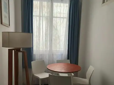 Monoambiente reciclado con entrepiso y patio de uso exclusiv