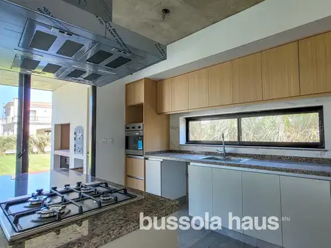 Casa 6 ambientes con 3 baños