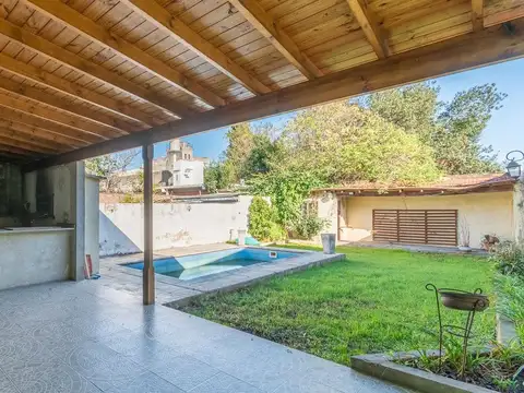 VENTA CASA 5 AMB. C/ PILETA I. CASANOVA