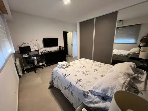 *MODERNA CASA DE 3 AMB. EN UNA PLANTA CON COCHERA PARA 2 AUTOS