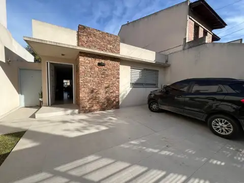 *MODERNA CASA DE 3 AMB. EN UNA PLANTA CON COCHERA PARA 2 AUTOS