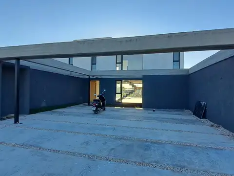 Casa 8 ambientes con 2 baños