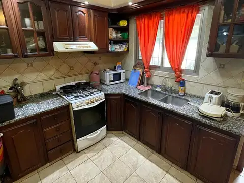 COMERCIAL - Yrigoyen al 2400