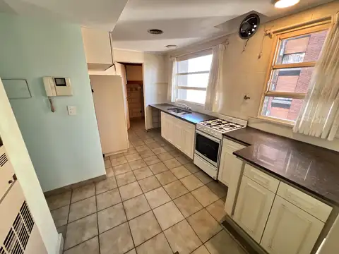 Exclusivo piso de 5 ambientes con dependencia y cochera en la mejor zona de Martínez.