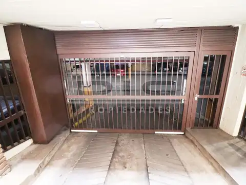 Excelente cochera cubierta ubicada en el centro de Olivos