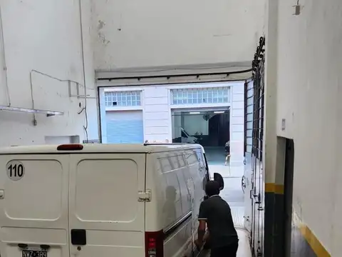 Depósito en Constitución entrada por 2 calles