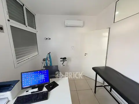 (EN BLOCK) PH Y LOCAL CON 6 CONSULTORIOS EN SAN MARTIN AL 500 - COCHERA PARA 7 AUTOS