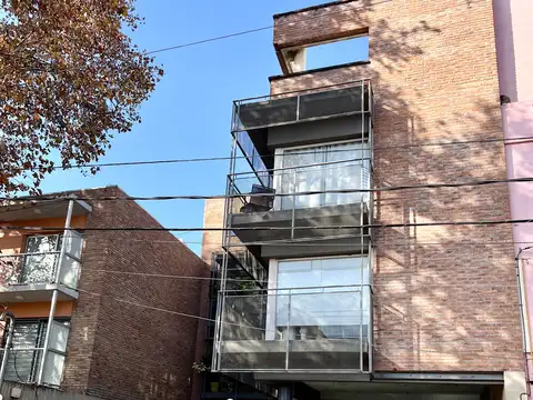 Martínez: Moderno Depto de 2 Amb con Balcón Entre Av y Vías. Muy Luminoso. Excelente Estado