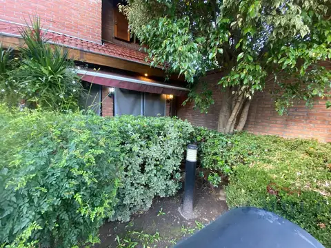 Casa 6 ambientes con 2 baños