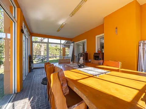 Casa 4 ambientes con 2 baños