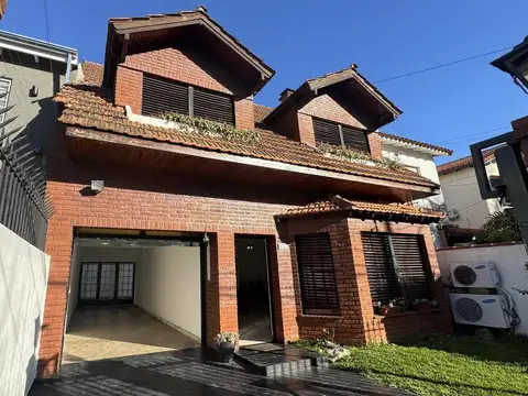 Venta Chalet en Florida, Lasalle, 4 dormitorios, playroom, 3 cocheras, apto crédito.