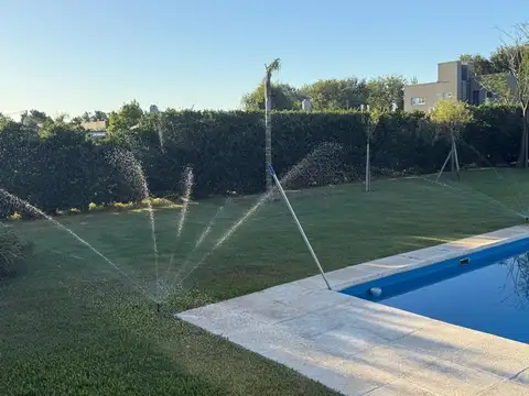 Casa en Alquiler con 3 cocheras