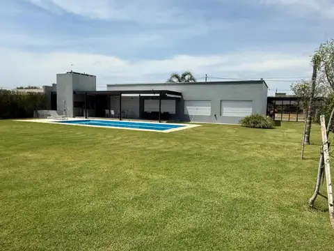 Casa en Alquiler en Funes City, USD 2.600