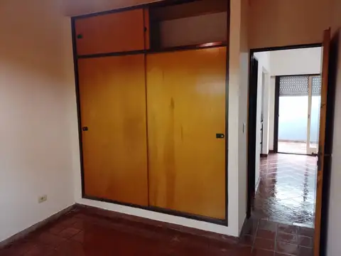 Departamento 2 ambientes con patio, 1* piso x escalera