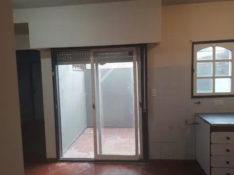 Departamento 2 ambientes con patio, 1* piso x escalera