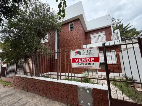 Casa con 4 dormitorios, cochera, jardin, y balcon a la venta