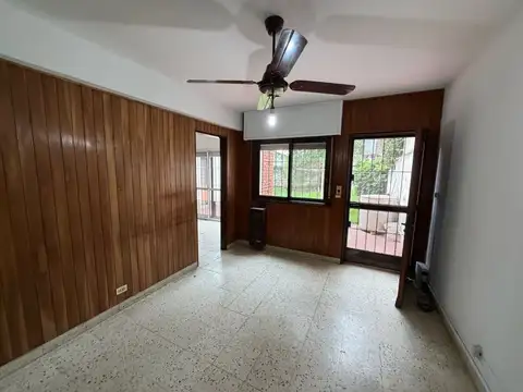 Casa con 4 dormitorios, cochera, jardin, y balcon a la venta