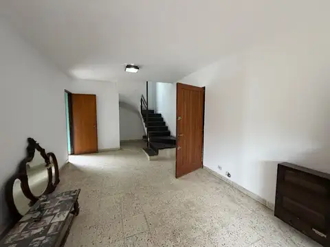 Casa con 4 dormitorios, cochera, jardin, y balcon a la venta