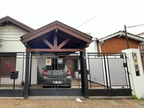 Casa 5 ambientes en venta en Escalada con quincho