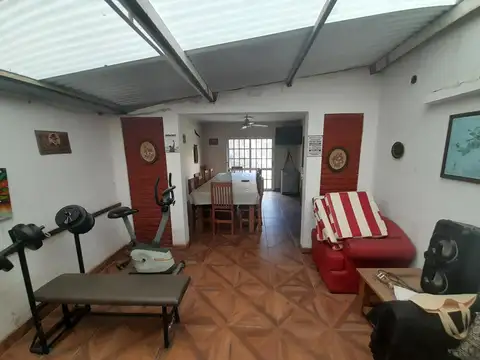 Casa 8 ambientes con 3 baños
