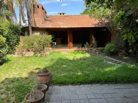 Importante casa sobre W Paunero de 4 dorm y quincho