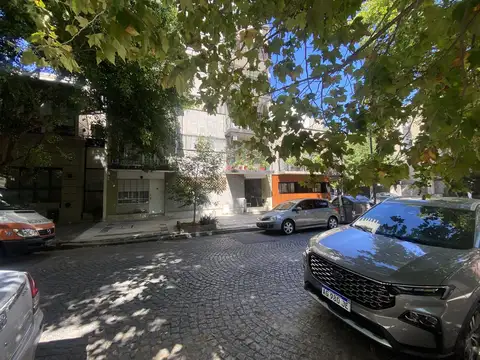 Departamento de 3 ambientes con dependencia y patio en Belgrano R.