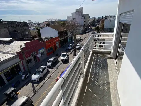Departamento 2 ambientes con balcon sobre avenida