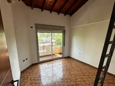 LINDO P.H PISO 2do. POR ESCALERA (SOLO 2 DPTOS.) CON BALCON, TERRAZA Y PARRILLA