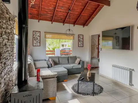 Casa con departamento al fondo y parque