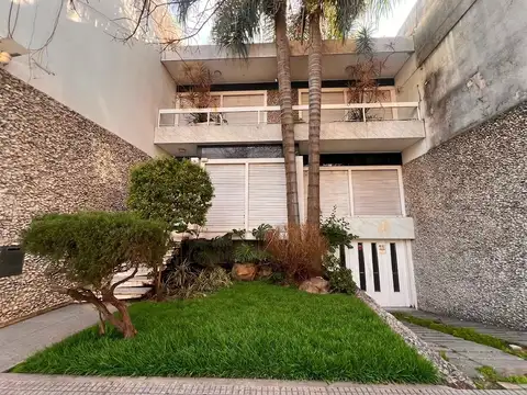 Casa 6 Ambientes con Cochera para 2 Autos, Patio y Terraza