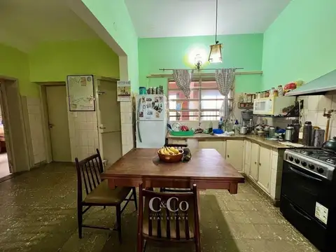 Casa 8 ambientes con 2 baños