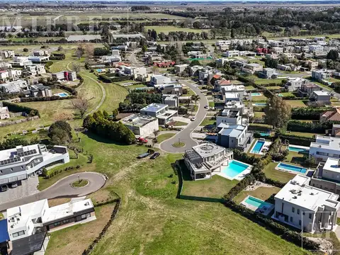 Casa en venta sobre lote interno en Barrio El Atardecer Haras Santa Maria, Loma Verde