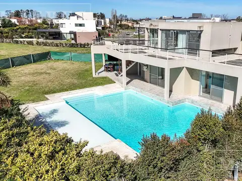 Casa en Venta con 2 cocheras