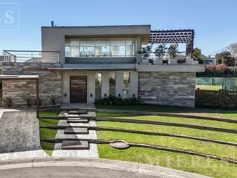Casa en venta  sobre lote interno en Barrio El Atardecer Haras Santa Maria, Loma Verde