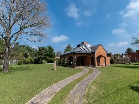 QUINTA DE 1.308 m2 CON PILETA EN ALTOS DEL SAUCE
