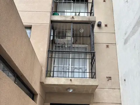 Depto al frente con balcon