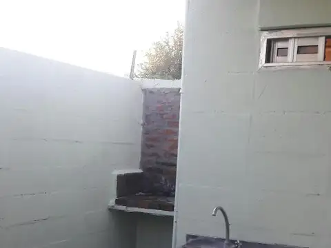 CINCO MONOAMBIENTES y un LOTE DE TERRENO BALDIO