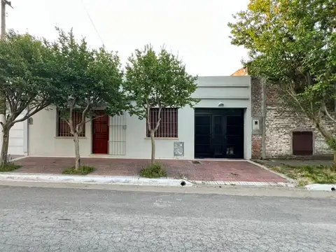 Casa de 4 amb. a la venta en el centro de Cañuelas - APTO CREDITO HIPOTECARIO