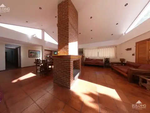 Casa 7 ambientes con 4 baños