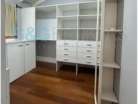 Impecable casa de 4 dormitorios con pileta y cochera para 3 autos
