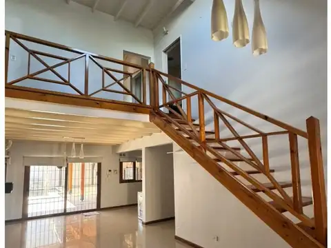 Impecable casa de 4 dormitorios con pileta y cochera para 3 autos