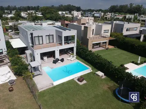 Venta de Casa 5 dormitorios con pileta sobre lote interno en Santa Elena, Pilar del Este
